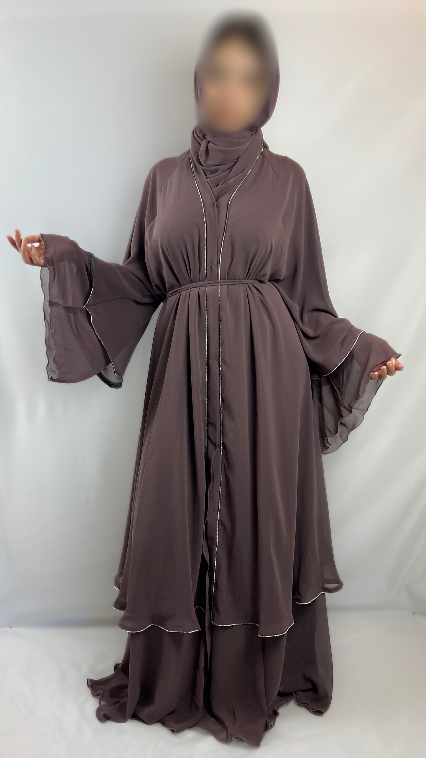 Abaya de gasa con volantes y detalles de lentejuelas