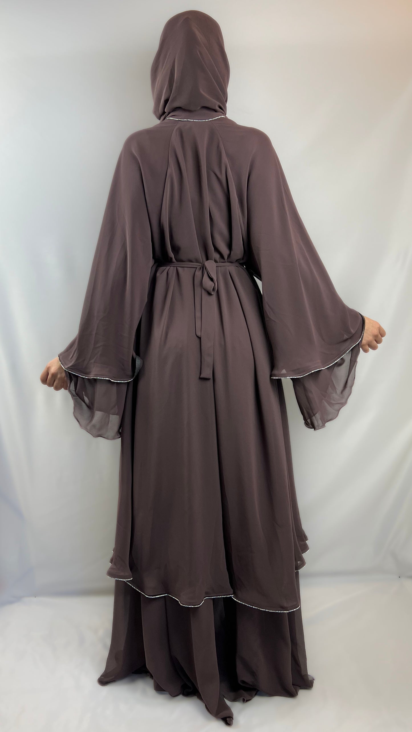 Abaya de gasa con volantes y detalles de lentejuelas