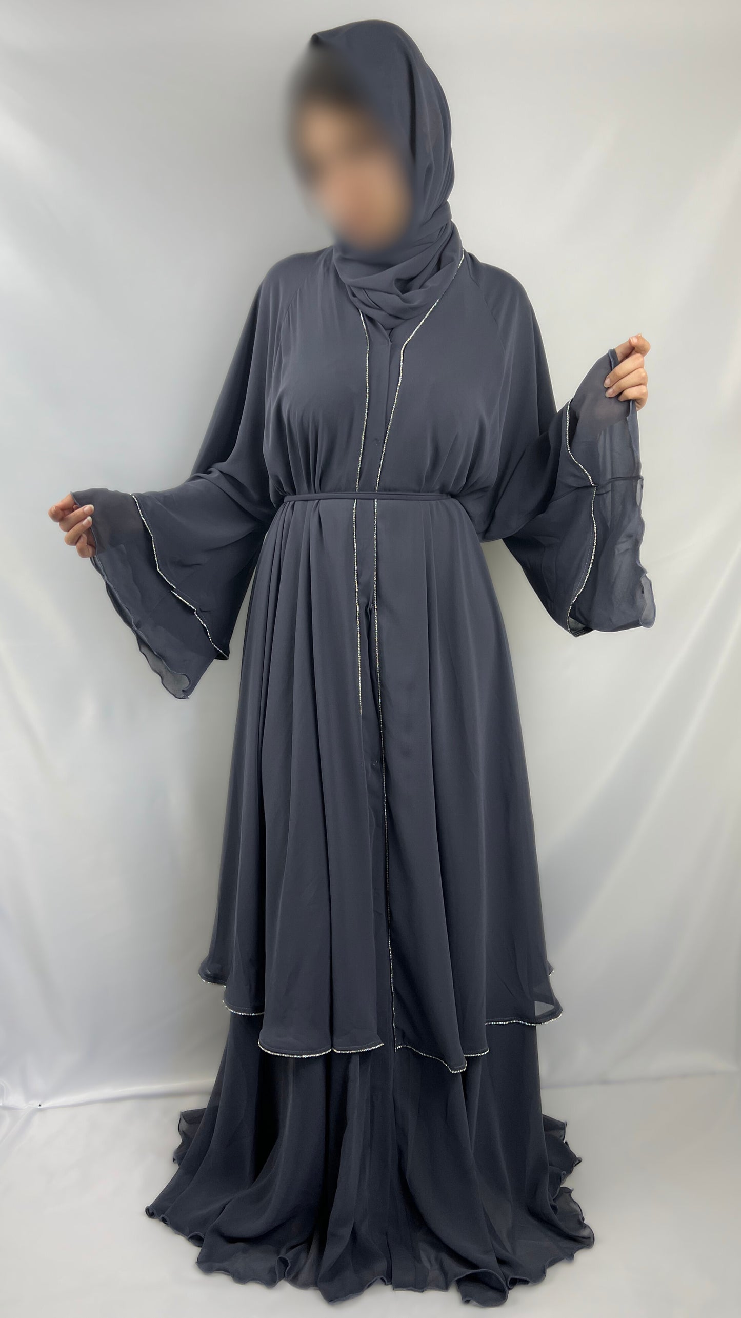 Abaya Volante en Mousseline avec Détails Pailletés
