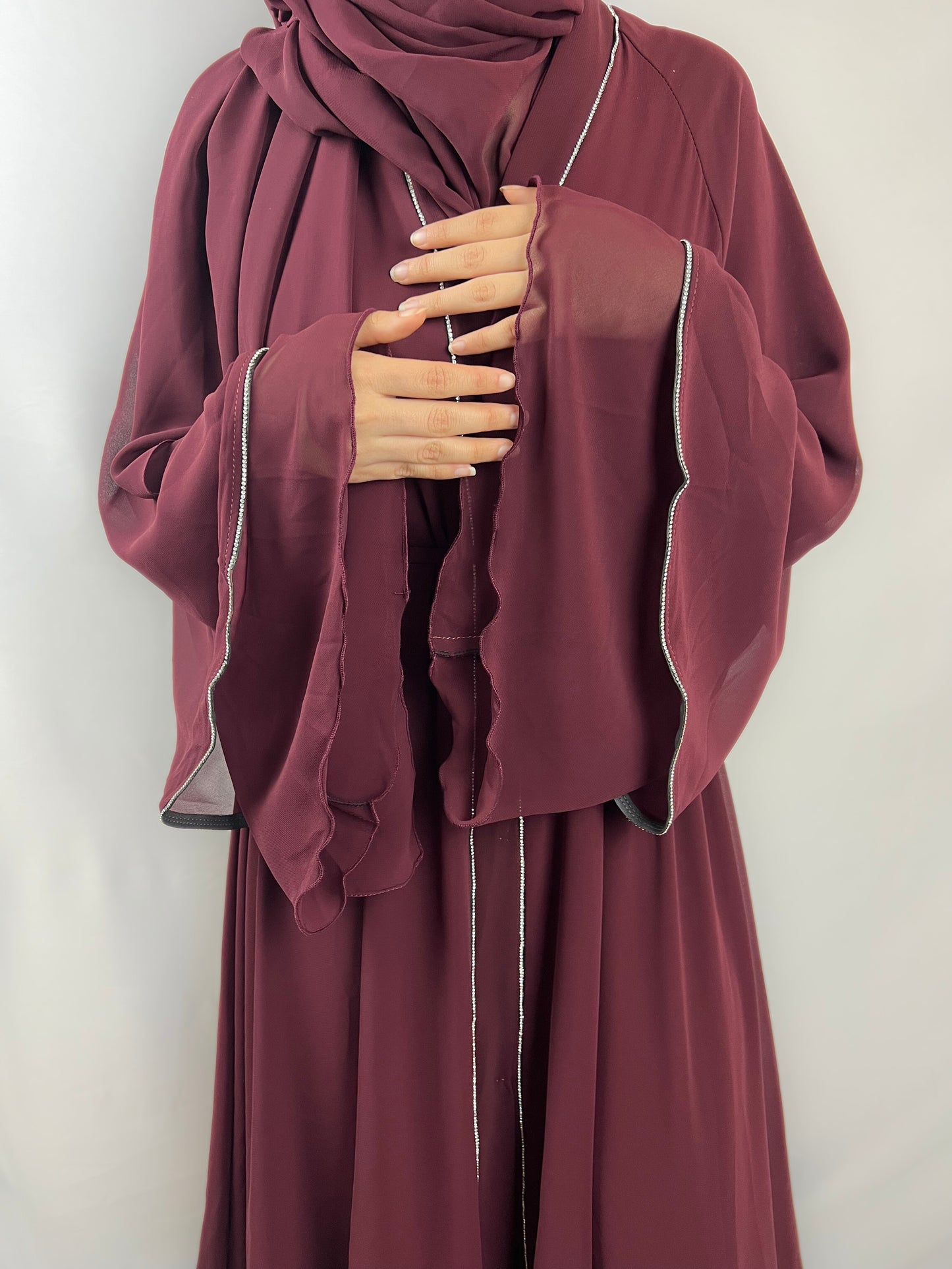 Abaya Volante en Mousseline avec Détails Pailletés