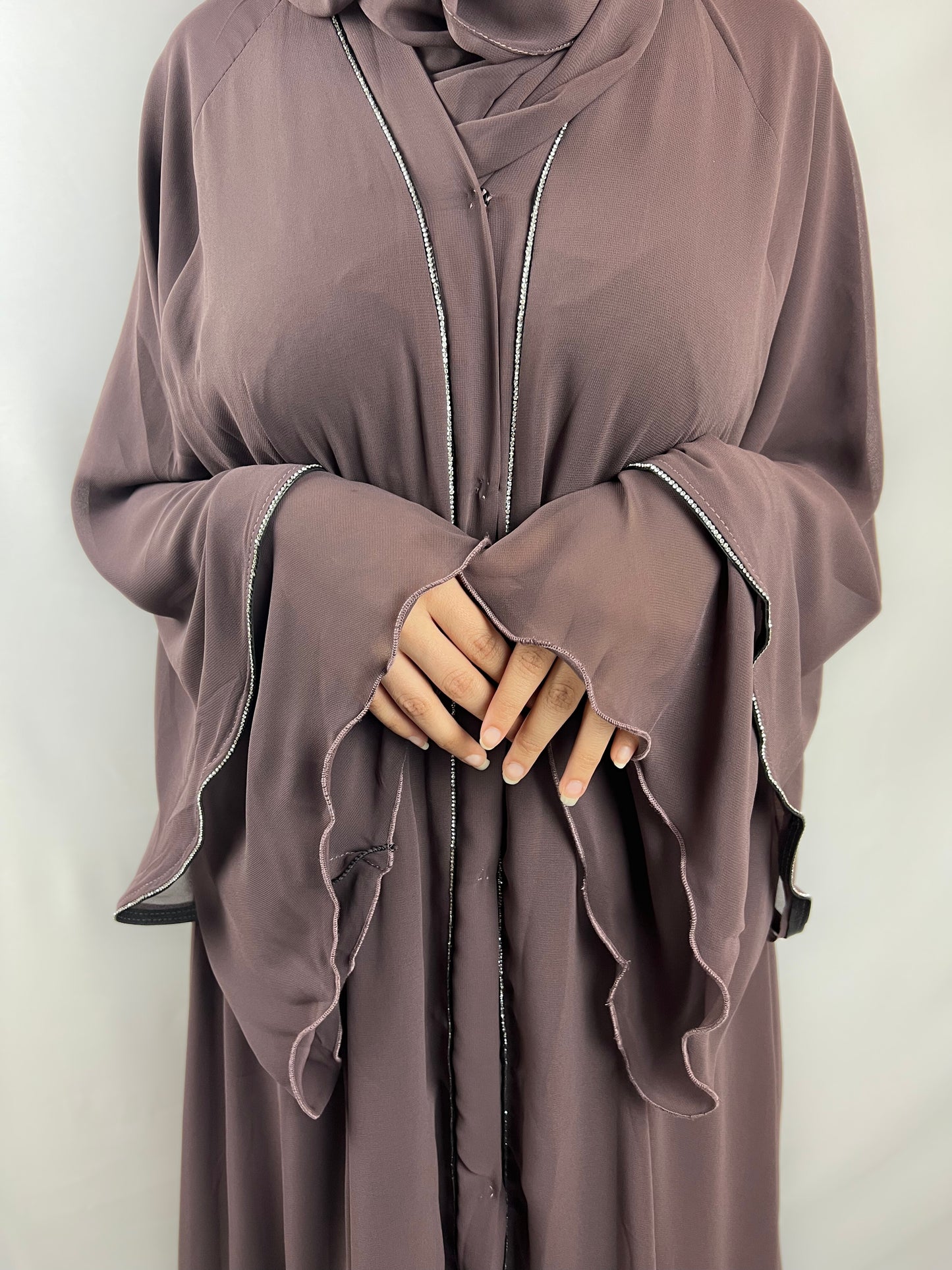 Abaya Volante en Mousseline avec Détails Pailletés
